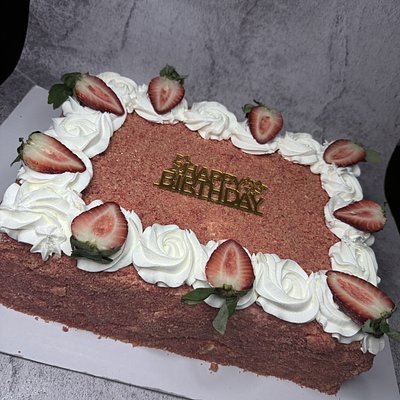 Strawberry Crunch Cake (Square/Rectangle)