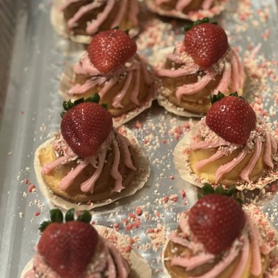 Strawberry Crunch Mini cake 