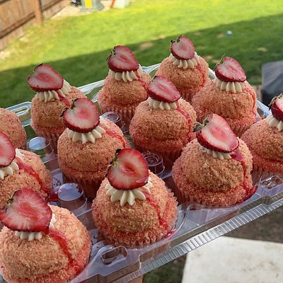 Strawberry Crunch Cupcakes 