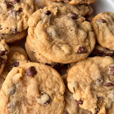 Large Chocolate Chip Cookies (8)