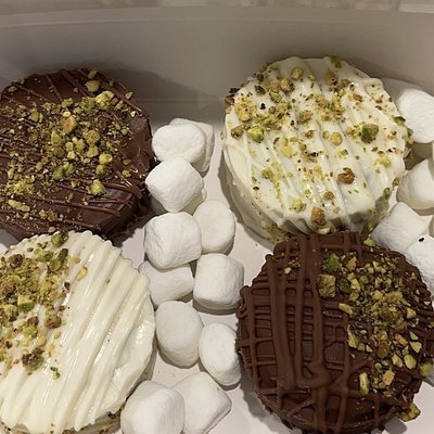 Chocolate covered Dubai pucks