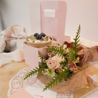 blueberry lil’ cake & mini bouquet