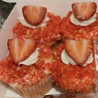 Strawberry Crunch Cupcakes 