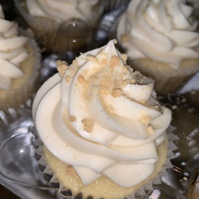 1/2 Dozen | Ultimate Vanilla Cream Cheese Cupcakes