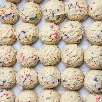 CONFETTI SUGAR COOKIE - 32oz container makes 21 cookies