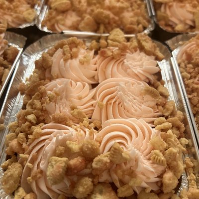 Strawberry crunch Cake