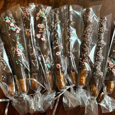Chocolate Covered Pretzels With Caramel Twist