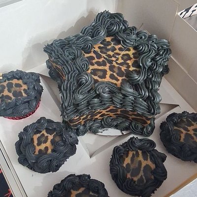 Cake Box - 6" Plus 5 Cupcakes