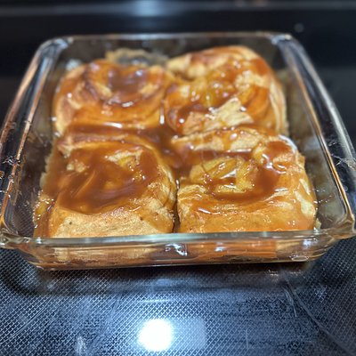 Peach Cobbler Cinnamon Rolls With Caramel Drizzle (4)
