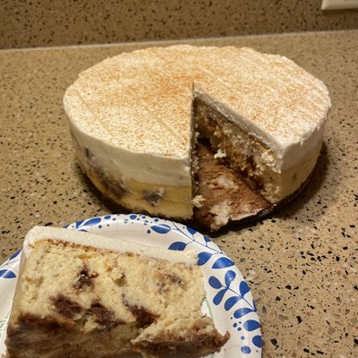 Cinnamon Roll Cheesecake