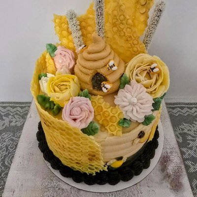 Honey Bee Cake Double Layer 6"