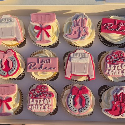 12 Cupcakes 
