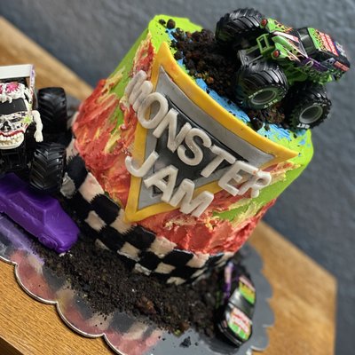 7in Cake (serves 16-18)