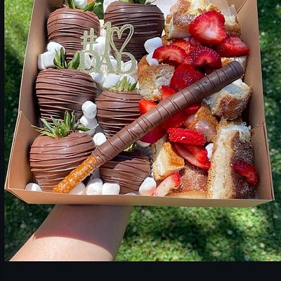12ct Dipped Strawberries W/Churro Cheesecake Bites