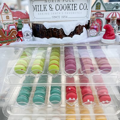 Christmas macarons - 12 Pack 