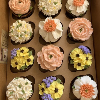 12 Floral Cupcakes