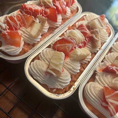 Mini Strawberry Cheesecake Cakes