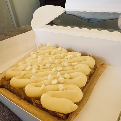 Small Vanilla Brownie With Lemon Buttercream 