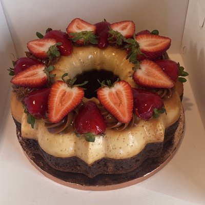 Chocoflan con Frutos Rojos/Mixed Berries