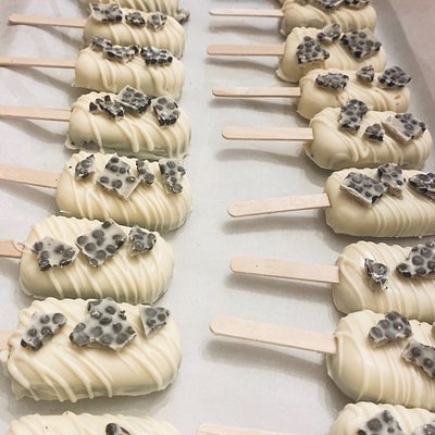 12 Custom Cake Pops 
