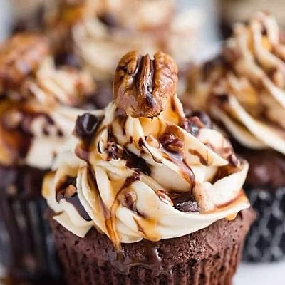 Chocolate Turtle Cupcakes 