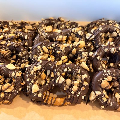Caramel Dipped-Chocolate Covered Pretzel (12) (choose 1 toppings)