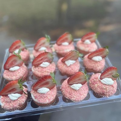 Strawberry Crunch Cupcakes 