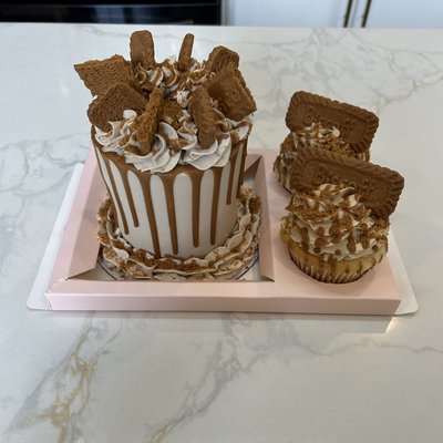 4 Inch Cake with 2 Large Cupcakes