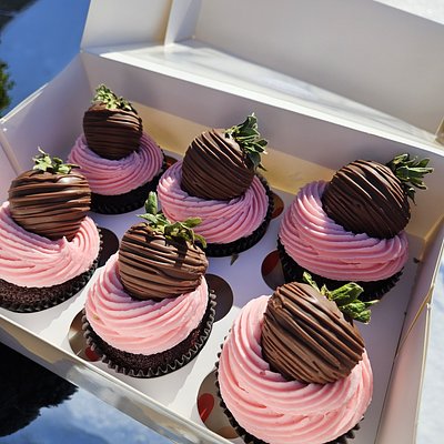 Chocolate Covered Strawberry Cupcakes (6)