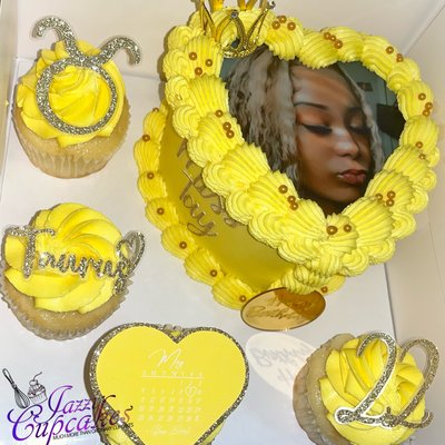 Bento Box 6in. 2 layer Cake w/5 Cupcakes