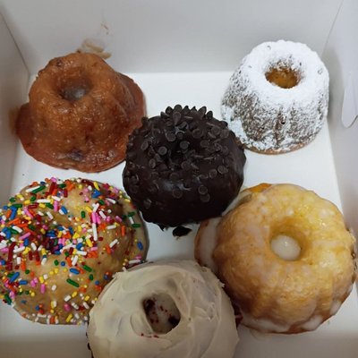 6 Mini Bundt Cakes