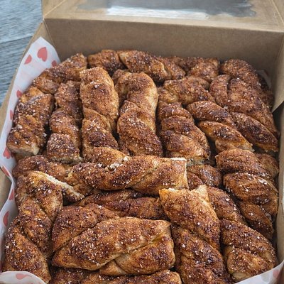 🐰 Bunny Bites Box – Sourdough Pretzel Minis ( Cinnamon Sugar)