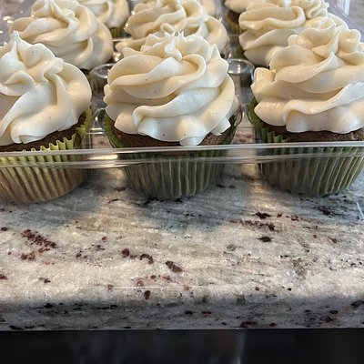 Cupcake with cream cheese buttercream 