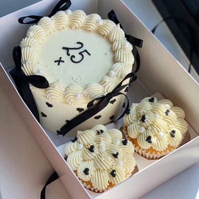 Bento Cake + 2 Cupcakes (for 8-10pp)