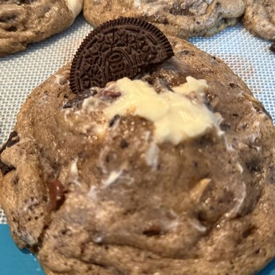 Cookies And Cream Stuffed Cheesecake Cookie(6)