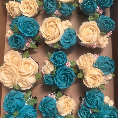     Signature Floral Cupcakes 12 Pack 