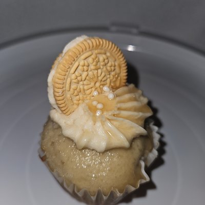 2 Pack Vanilla Custard Cupcakes 
