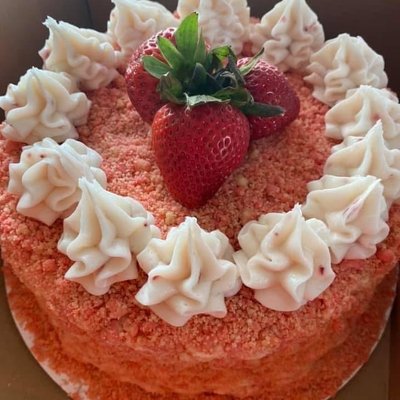 Small 6 inch strawberry crunch cake