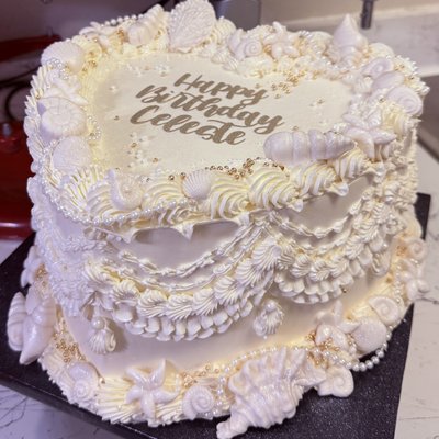 10" Heart-shaped Vintage Cake (serves 20-25)