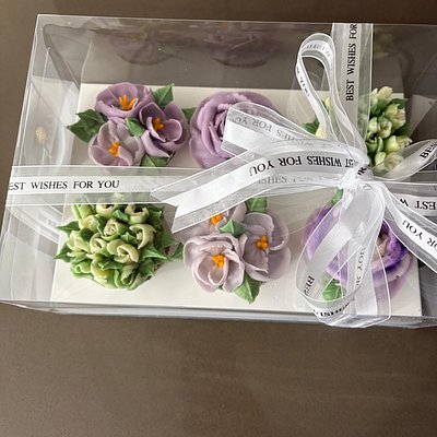 6 Deluxe  Floral Cupcakes 