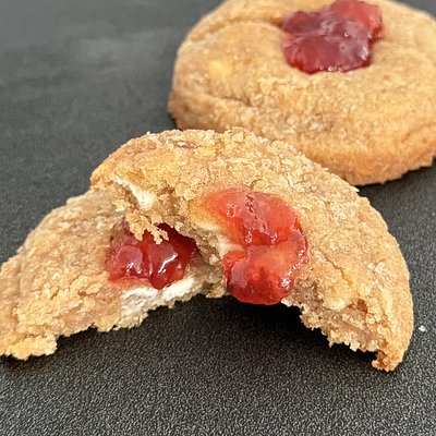 Granny’s Brown Butter, White Chocolate, Toast And Strawberry Jam 5 Pack Of Cookies
