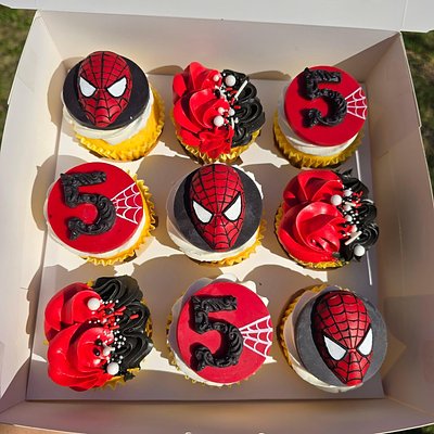 Cupcakes with toppers