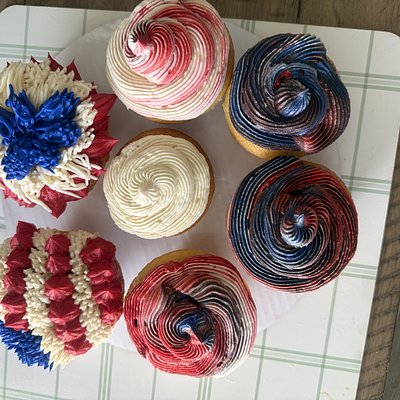 Custom holiday Cupcakes 