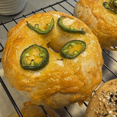 Jalapeño Cheddar Bagels 