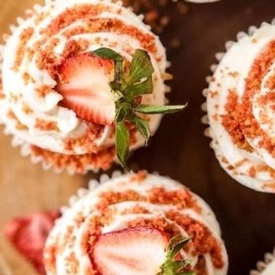 Strawberry Crunch Cupcakes 