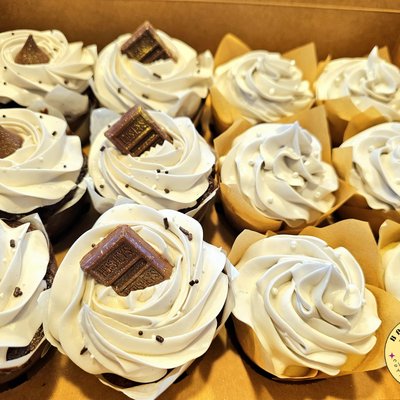 12 Dozen Cupcakes- 6 Vanilla Flavor And 6 Chocolate Flavor