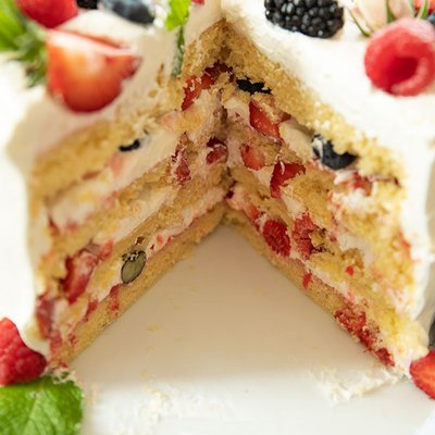 Berry Chantilly Cake 