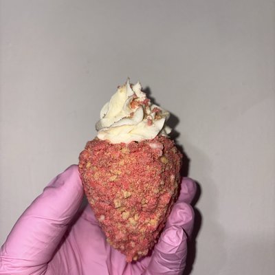 Strawberry Crunch Filled Berries (6count )