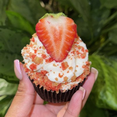 Strawberry Crunch Cupcakes 