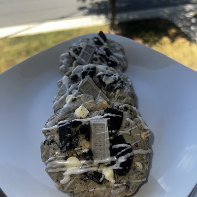 Milk n’ Cookies (1/2 Dozen “4)/Stuffed w/ Cheesecake